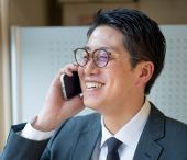 携帯電話で話をしている男性の写真