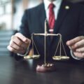 弁護士の前の秤の写真