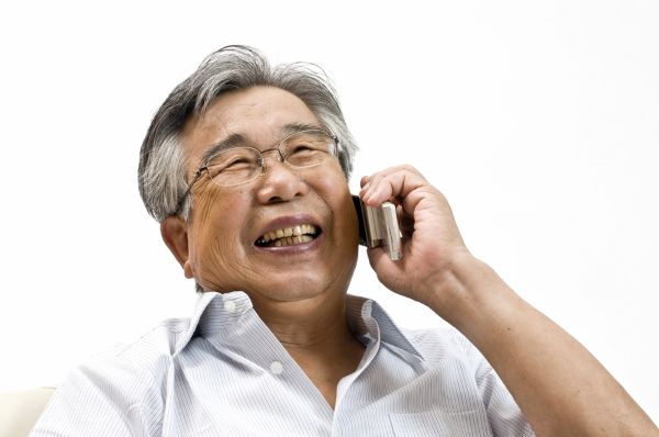 高齢者が携帯電話で会話をしている写真